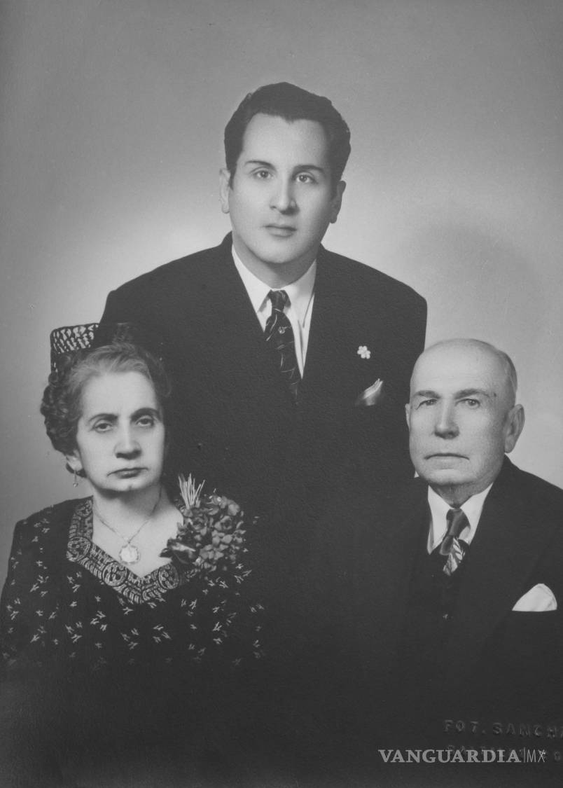 $!Otila Mireles y Antonio Guajardo oriundos de Salinas Victoria, N.L., con su hijo Roberto Guajardo.