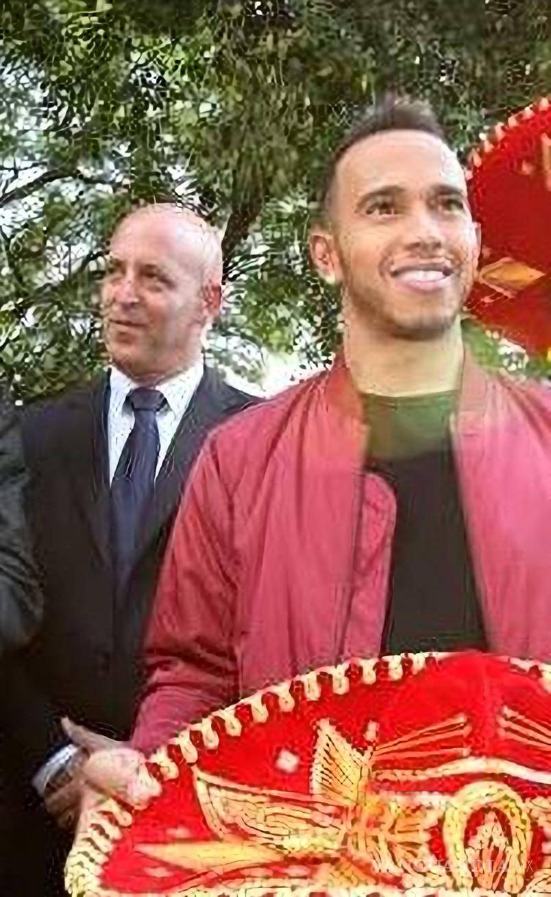 $!Ron Ziv, escoltando al campeón de Fórmula 1, Lewis Hamilton.