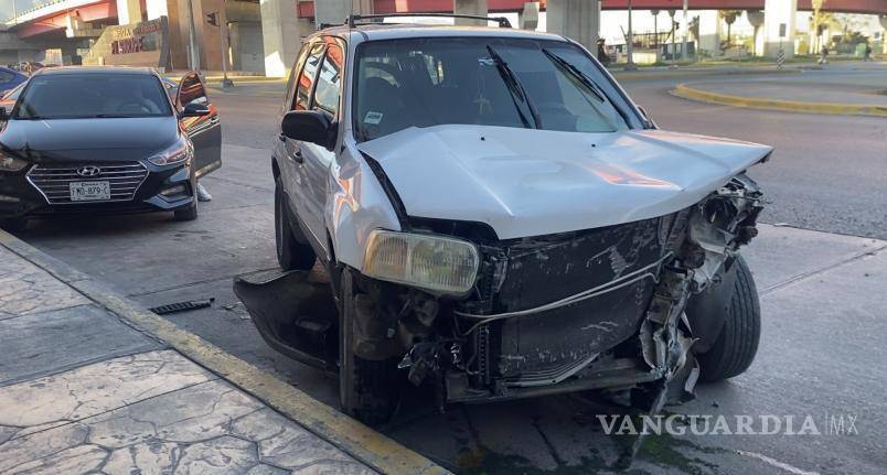 $!La unidad Ford Escape quedó con afectaciones materiales luego de colisionar en el cruce señalado, donde ambos conductores aseguraron haber avanzado con la luz verde del semáforo.