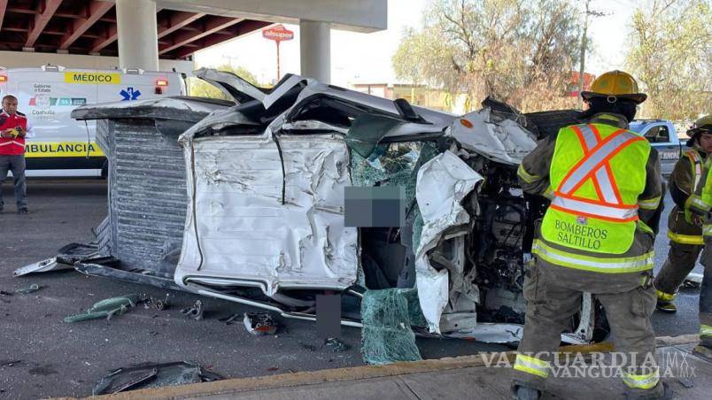 $!Dos personas sin vida y cuatro lesionadas fue el saldo de un accidente vial el 20 de febrero, en el Bulevar Fundadores, Saltillo.