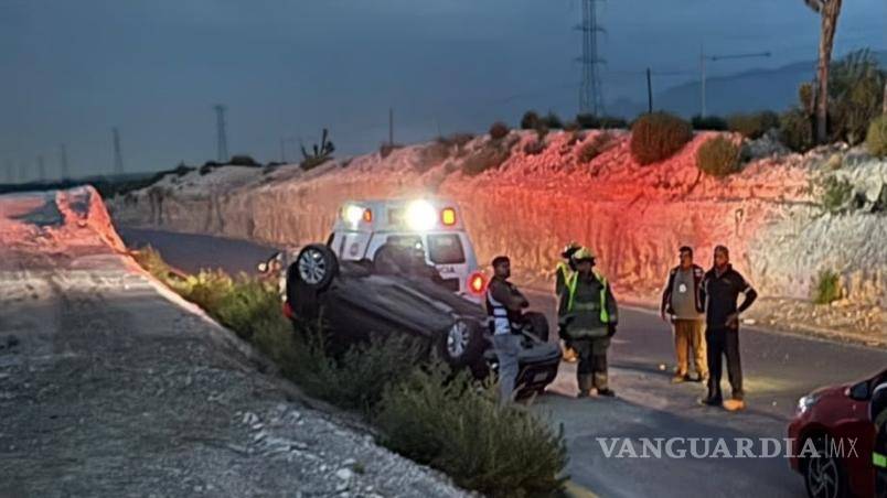 $!Pese a la volcadura, el hombre de 75 años no requirió traslado a un hospital.
