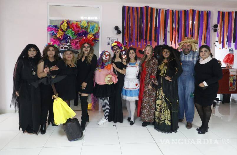 $!Personal médico y administrativo del Hospital Materno Infantil recibió a los pacientes con disfraces de catrinas, brujas, payasos y personajes de película para celebrar este Halloween y Día de Muertos.