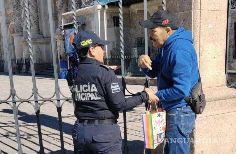 $!La catedral de Saltillo es un punto habitual donde las oficiales asisten a personas vulnerables.