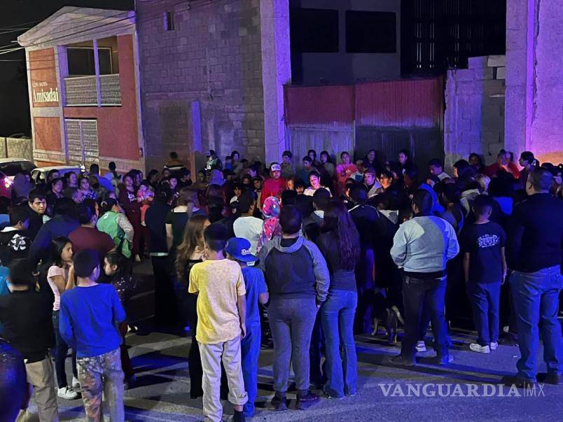 $!Cerca de las 21:30 horas, los vecinos de la colonia de Ramos Arizpe se reunieron en la calle Federalismo.