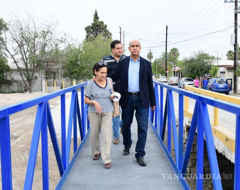 $!El alcalde Mario Dávila hizo entrega del puente a los vecinos.