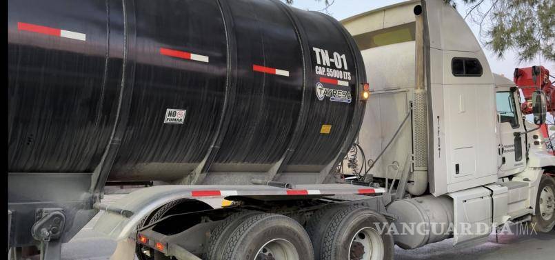 $!El conductor de la unidad fue detenido en el lugar y presentado ante la autoridad federal.