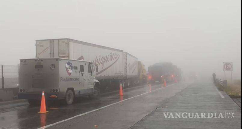 $!Unidades de carga permanecieron varadas tras el choque múltiple en la carretera Monterrey–Saltillo.