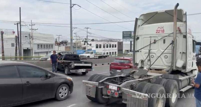 $!El percance ocurrió a la altura del puente de Manuel Pérez Treviño, en dirección al distribuidor vial El Sarape.