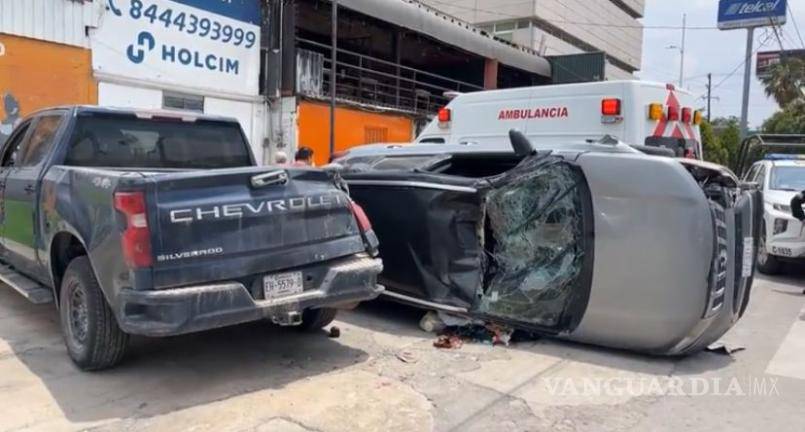 $!El percance ocurrió a la altura de la colonia Villa Olímpica, y una camioneta Silverado que se encontraba estacionada también fue impactada y terminó con daños.