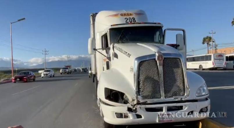 $!De acuerdo con los primeros reportes, el conductor del tráiler perdió el control de la unidad tras comenzar a sentirse mal, lo que derivó en el impacto contra un autobús de personal que circulaba por el mismo carril.