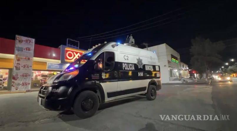 $!El sujeto permaneció varios minutos en lo alto del comercio antes de bajar.