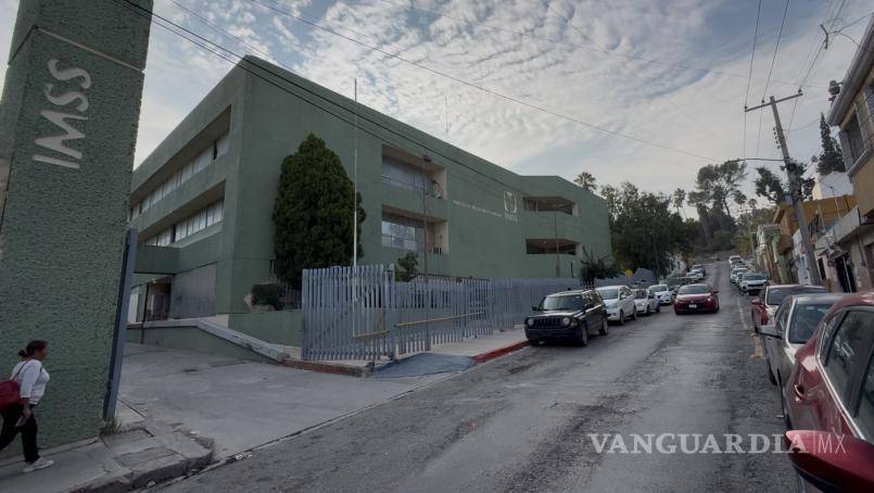 $!Autoridades ministeriales llegaron a la clínica tras confirmarse el deceso.