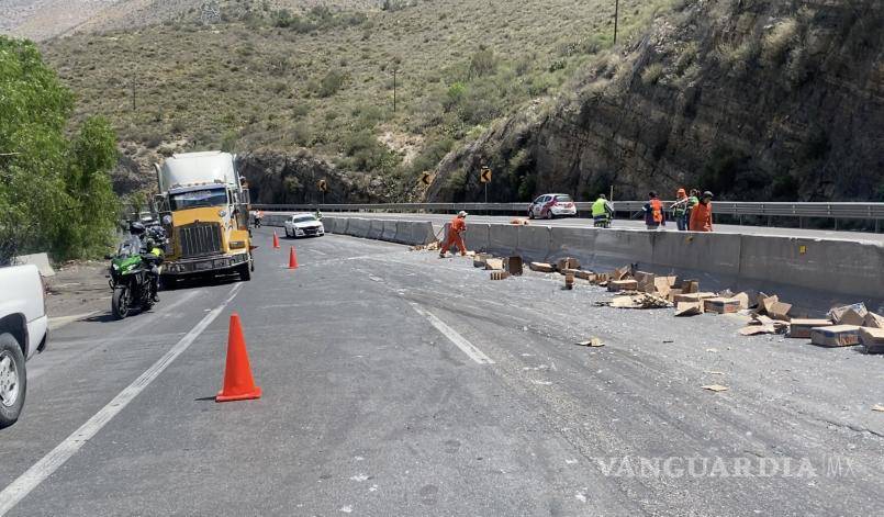$!La mercancía quedó regada en los carriles contrarios.
