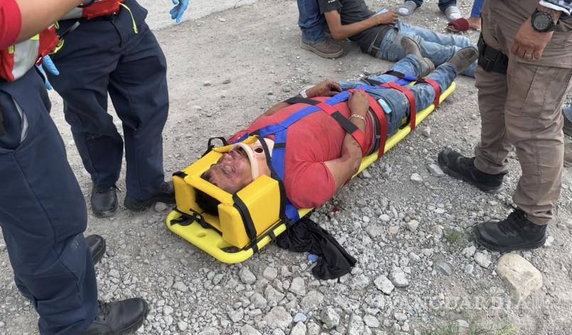 $!Ambos tripulantes de la camioneta resultaron heridos.
