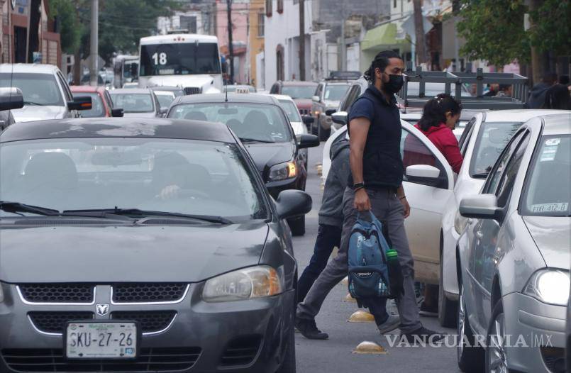 $!Este lunes, personal de la policía de tránsito estuvo en el lugar e impidió que se diera el estacionamiento en doble fila.