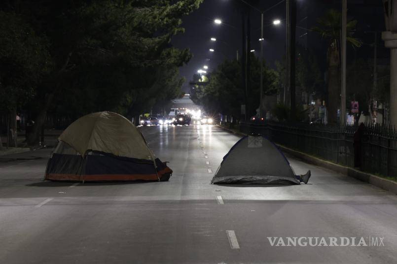 $!Casas de campaña y solidaridad: estudiantes en el bulevar V. Carranza reciben apoyo durante la noche de su protesta por la rectoría universitaria.