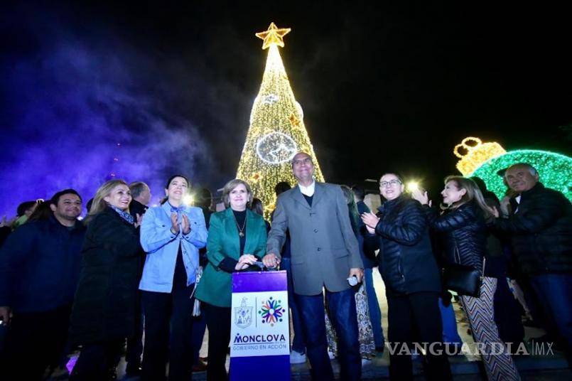 $!El alcalde de Monclova, Mario Dávila Delgado y la primera dama Leticia Carrillo estuvieron a cargo del encendido.
