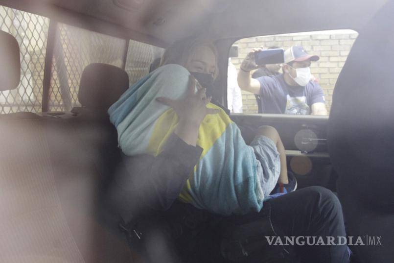 $!Una oficial de la UNIF salió por la puerta principal del hotel con el bebé en brazos.