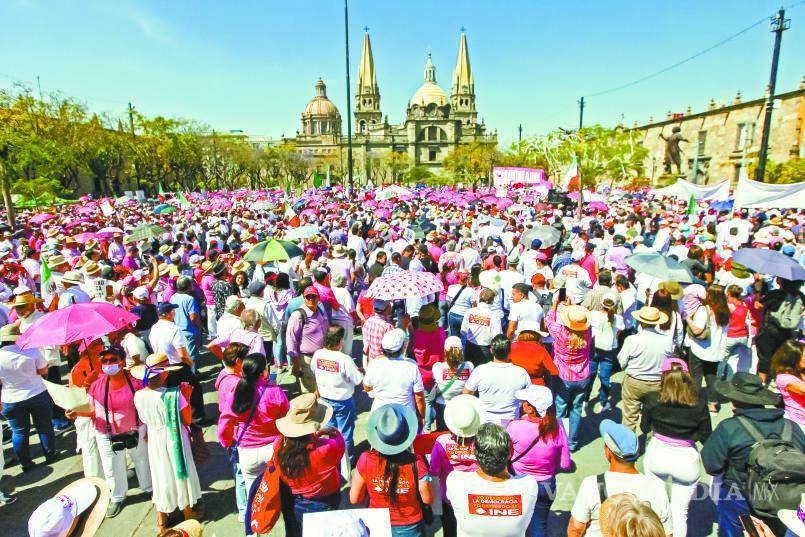 $!En Guadalajara, Jalisco, hubo una alta concentración de personas.