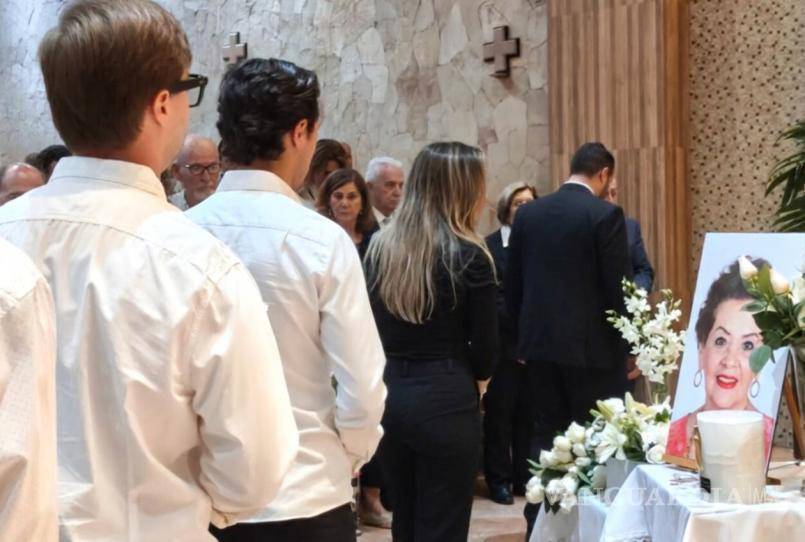 $!Nietos y bisnietos colocaron flores blancas junto a la fotografía de “Socky”, en uno de los momentos más emotivos de la ceremonia religiosa.