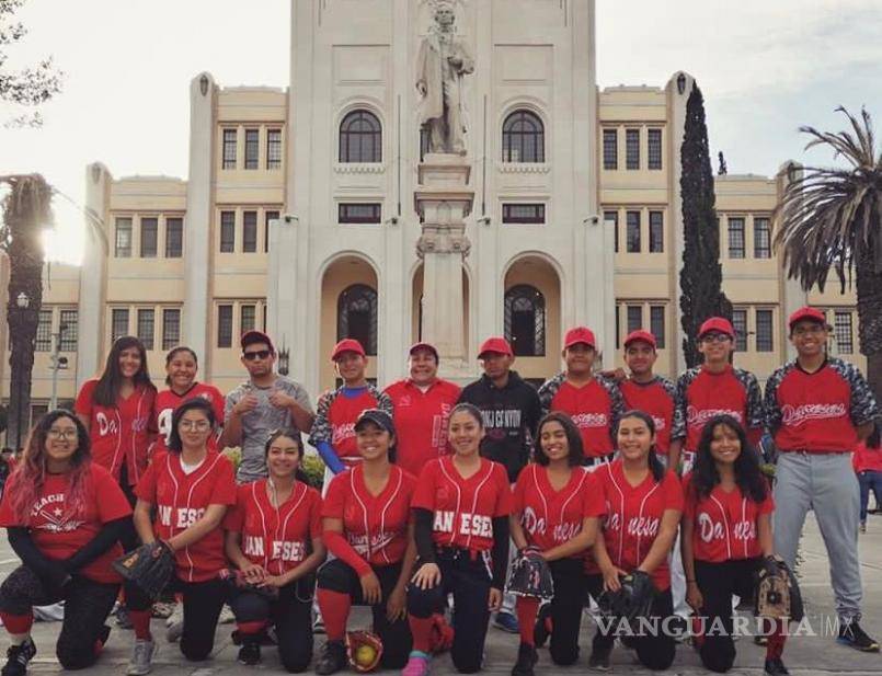 $!Julia Martínez egresó del Ateneo Fuente en el 2019, pero en su recuerdo guarda las amistades, los chilaquiles en el Danés, las aulas, y por supuesto, jugar softbol.