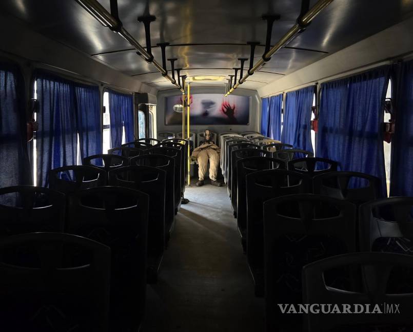 $!Los sonidos espeluznantes dentro del autobús provocan risas y gritos entre los pasajeros.