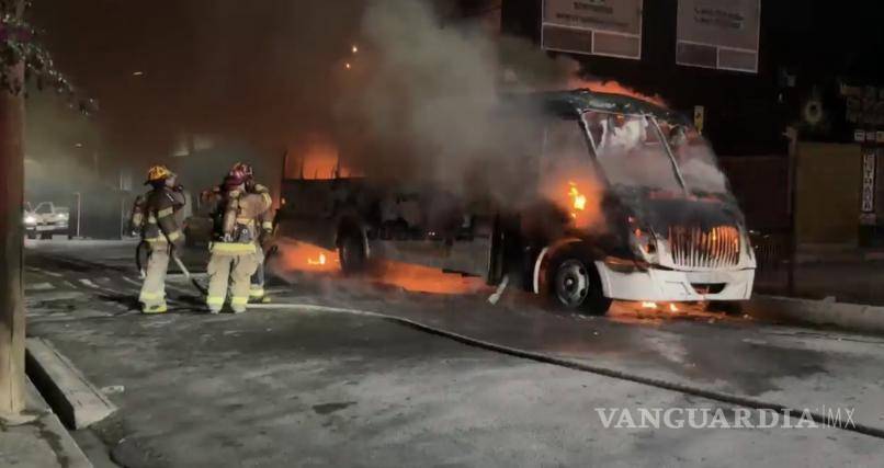 $!Elementos del Cuerpo de Bomberos acudieron durante la madrugada para sofocar el fuego.