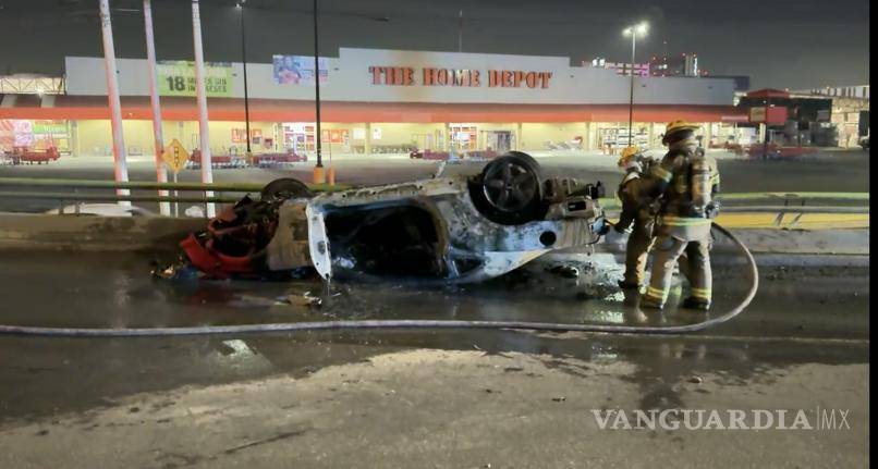 $!El cuerpo de bomberos sofoco rápidamente las llamas que consumieron el automóvil.