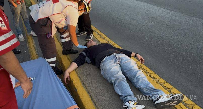 $!Paramédicos trasladaron al lesionado a la Cruz Roja, donde ingresó en condición estable.