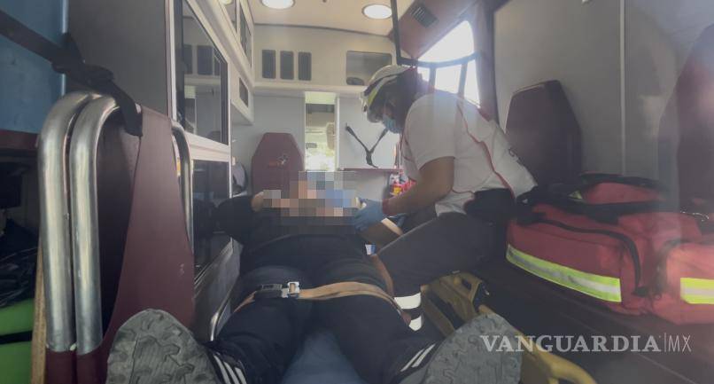 $!La mujer presentó una probable fractura en el brazo izquierdo, además de dolor en la cabeza y una lesión en la pierna tras la caída.