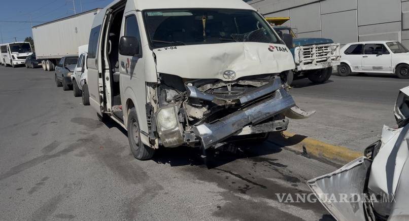 $!El transporte de personal también presentó daños en la parte frontal.