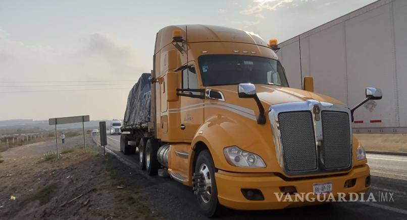 $!El tráiler circulaba con dirección a Zacatecas cuando ocurrió el impacto con el taxi.