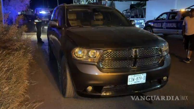 $!Ambos autos quedaron bajo resguardo de las autoridades mientras se realizaba la detención de los presuntos responsables.