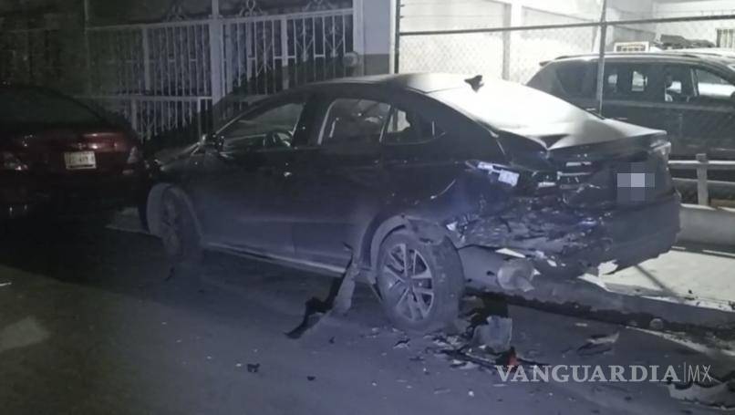 $!El ruido del impacto despertó al dueño del auto dañado, quien salió a encarar la situación.