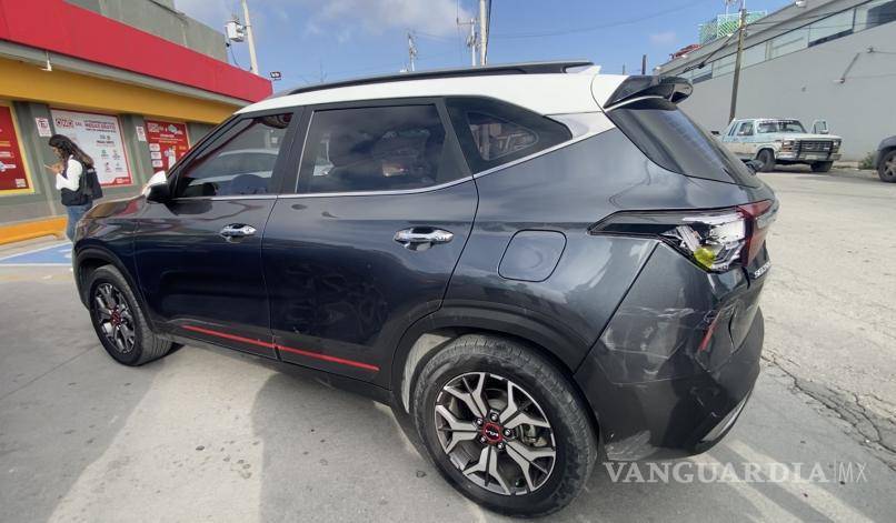 $!La camioneta Kia Seltos fue proyectada contra un Honda Civic tras el primer impacto.