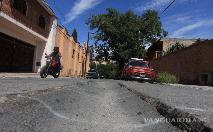 $!Personal de Aguas de Saltillo acudió al lugar para supervisar las reparaciones pendientes en la zona.