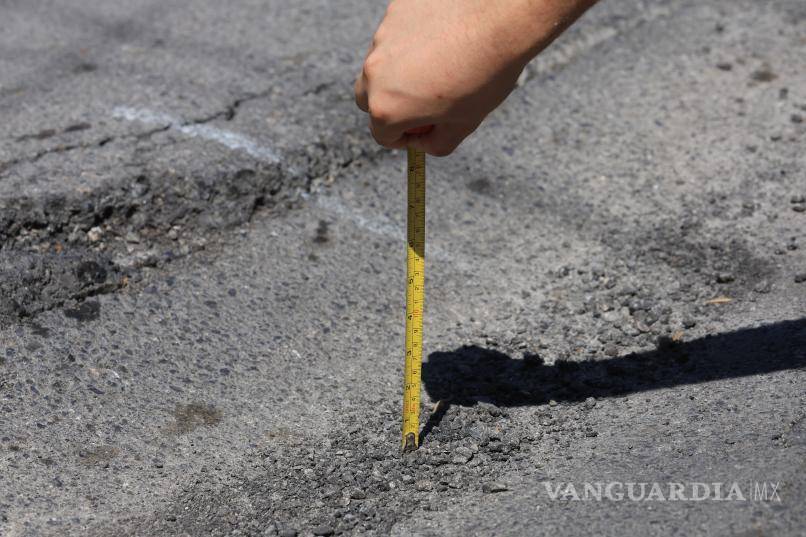 $!Hundimientos de hasta 15 centímetros afectan el pavimento entre las calles Obregón y Moctezuma en Carlos Dávila Fuentes.
