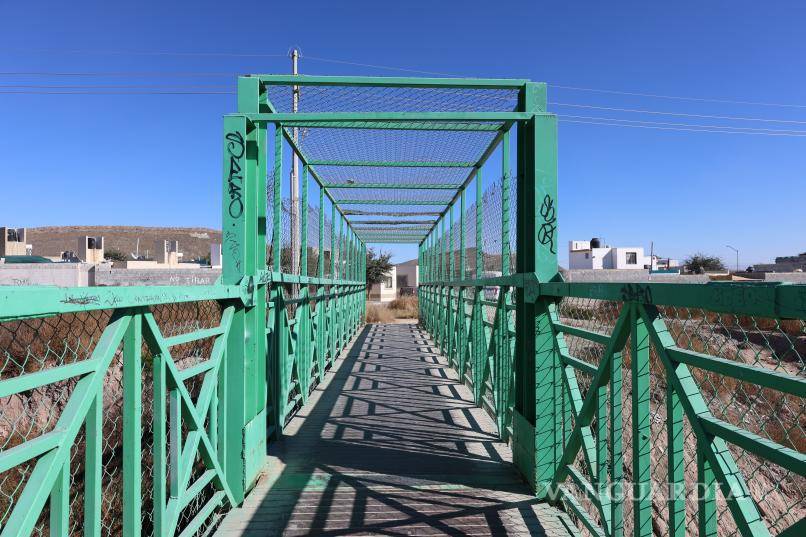 $!El puente peatonal entre Valencia y Nuevo Atardecer carece de iluminación adecuada, lo que ha derivado en incidentes de inseguridad reportados por los vecinos.