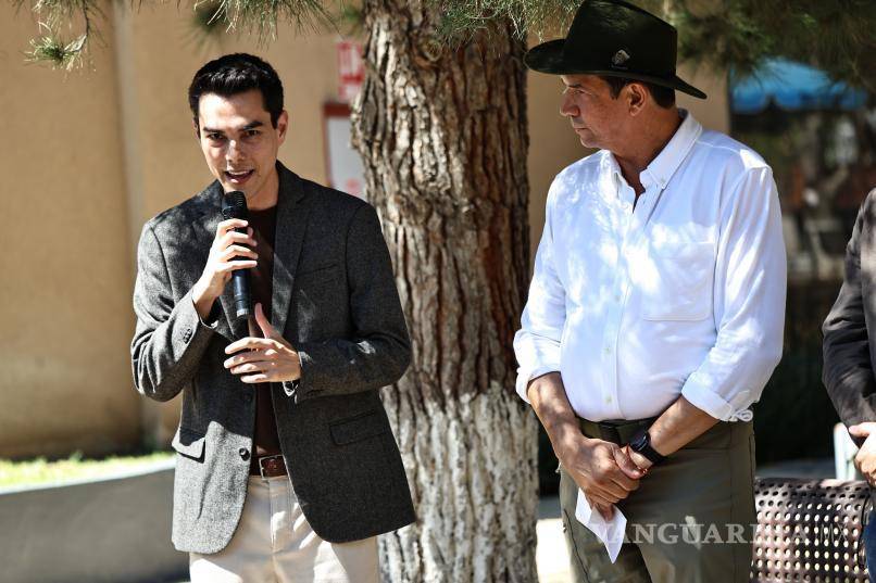$!Héctor Medrano explicó a estudiantes el trabajo realizado por artistas y paleontólogos coahuilenses.