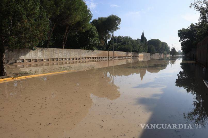 $!Bulevar José Musa de León, hacia a Los Valdés, permanece inundado.