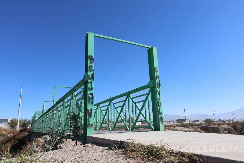 $!Habitantes de Nuevo Atardecer destacan la utilidad del puente para tomar transporte público, aunque lamentan la inseguridad que enfrentan al cruzarlo.