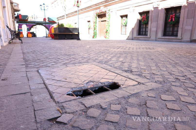 $!El hueco en una tapa de concreto de Paseo Capital representa un riesgo para los transeúntes que recorren esta obra en el corazón de Saltillo.