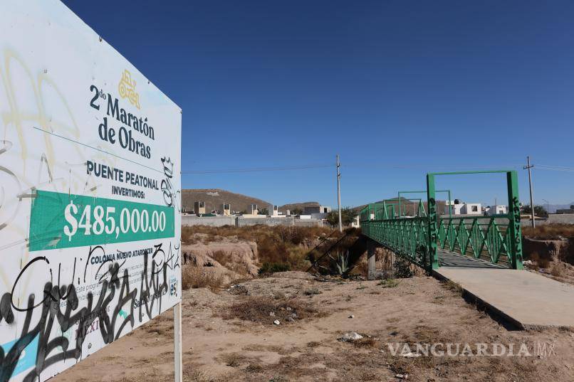 $!El puente peatonal que conecta Valencia y Nuevo Atardecer muestra daños en su malla ciclónica y graffiti, reflejo del uso constante y la falta de mantenimiento.