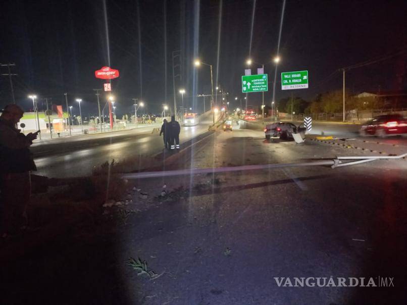 $!En la madrugada de este viernes un hombre en presunto estado de ebriedad provocó un accidente en donde derribó una luminaria.