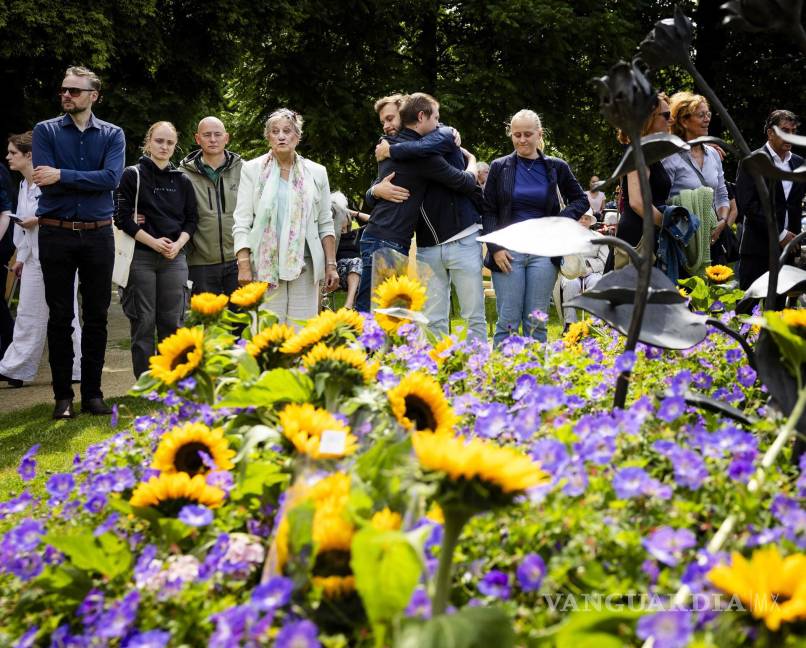 $!Familiares de las víctimas en una reunión en memoria de las víctimas del desastre aéreo del MH17 de Malaysia Airlines en Hilversum, Países Bajos.