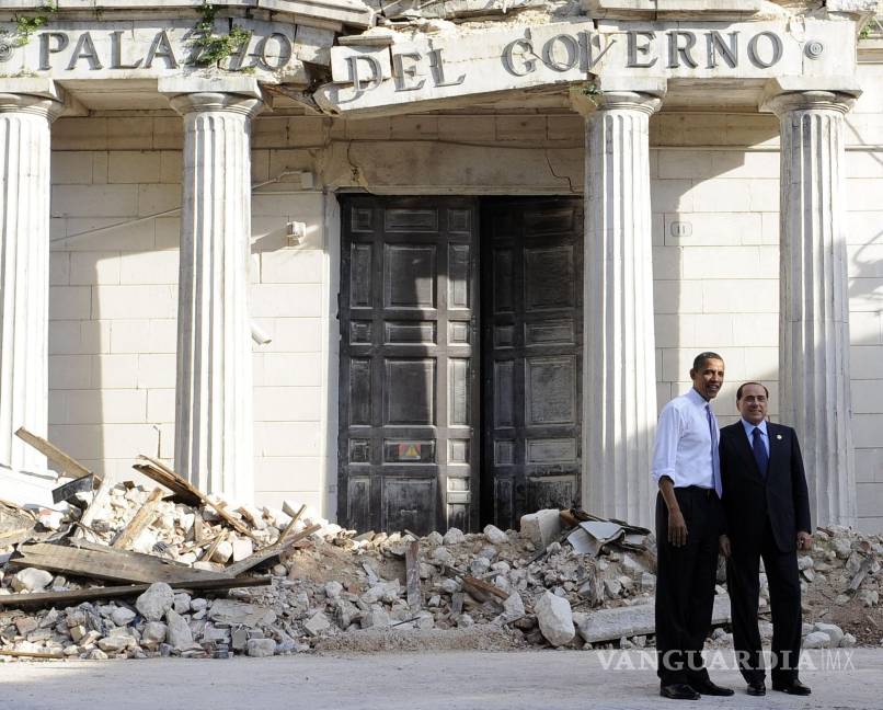 $!6/04/2009. El primer ministro italiano, Silvio Berlusconi y el presidente estadounidense, Barack Obama, en al centro de L’Aquila devastado por el terremoto.