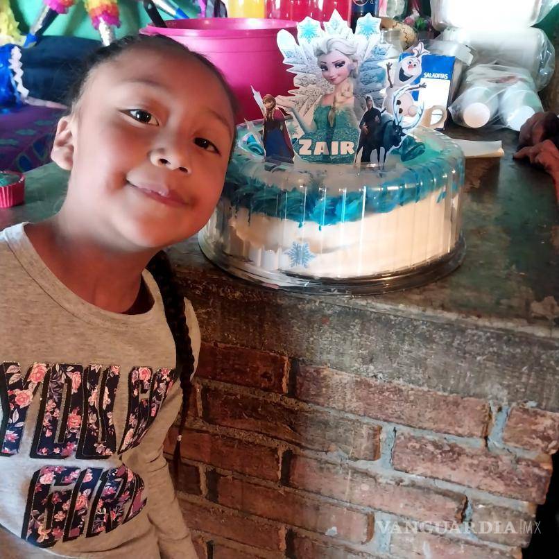 $!La madre señaló que esa tarde varios benefactores llevaron hasta su casa regalos y piñatas, incluso alguien donó un show de Bely y Beto, además, agregó, una familia llevó un refresco, pastel y ropa.