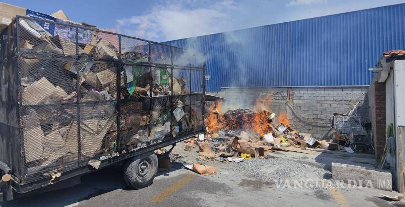 $!Un oficial motociclista fue quien detectó el siniestro y coordinó los primeros esfuerzos junto con empleados del establecimiento.