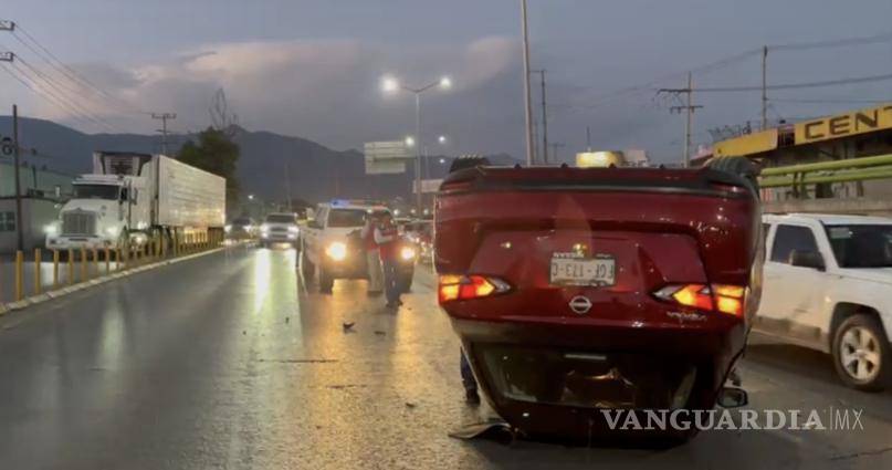 $!El conductor aseguró que perdió el control al intentar esquivar un costal tirado en el camino.