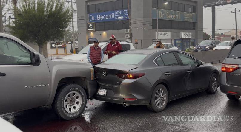 $!Pese a los daños materiales y las complicaciones viales, no se reportaron personas lesionadas tras el choque en el que participaron cinco vehículos.